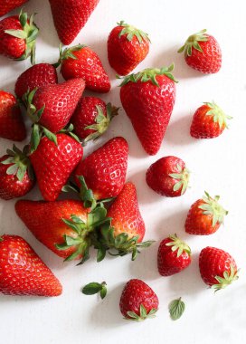 Beyaz arka planda izole edilmiş taze çilekler. Arka plan için mükemmel, web sayfası. Genel bakış. Boşluğu kopyala.