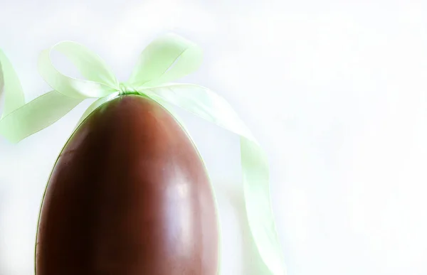 Ovo Chocolate Inteiro Isolado Fundo Branco Época Páscoa Close Vista — Fotografia de Stock