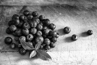 Kırsal masa arka planında taze yaban mersini. Antioksidan yiyecekler. Sağlıklı beslenme konsepti. Siyah beyaz fotoğraf. Yukarıdan bak. Boşluğu kopyala.