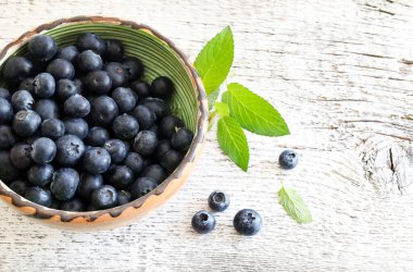 Kırsal masa arka planında taze yaban mersini. Antioksidan ve vejetaryen yiyecekler. Sağlıklı beslenme konsepti. Genel Görünüm.