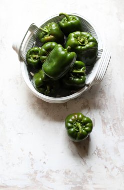 Beyaz arka planda izole edilmiş bir grup taze yeşil biber. Vejetaryen yemeği. Genel bakış. Boşluğu kopyala.
