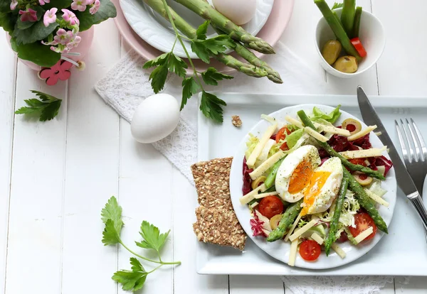 春色拉配以芦笋和白色背景的荷包蛋 健康食品概念 复制空间 就在正上方 — 图库照片