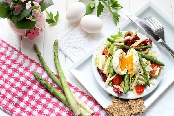Jarní Salát Chřestem Vařeným Vejcem Bílém Pozadí Zdravá Výživa Rozumím — Stock fotografie