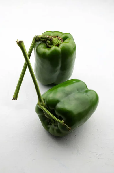 两只鲜绿色的辣椒在白色的背景上被分离出来 俯瞰头顶 复制空间 — 图库照片