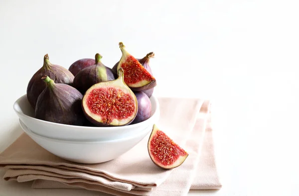 Fresh Figs White Plate Isolated White Background Overhead View Copy — Stock Photo, Image