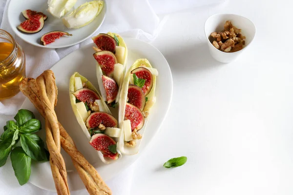白を背景にエンダイブ ナッツ チーズ 蜂蜜と新鮮なイチジクのサラダ 健康食品 上からの眺め — ストック写真