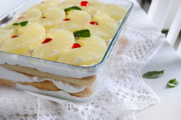 Tiramisu意大利传统甜点自制的菠萝提拉米苏 背景为白色 薄荷叶装饰和糖果樱桃 复制空间 — 图库照片