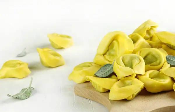 Comida Italiana Tortellini Casero Aislado Sobre Fondo Blanco Pastas Rellenas —  Fotos de Stock