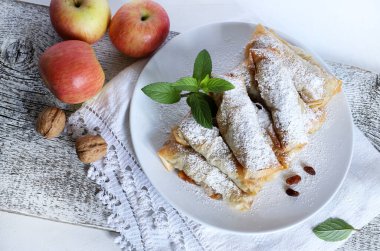 Beyaz arka planda elmalı ve tarçınlı fileto hamur tatlısı. Apfelstrudel tatlısı. Yakın plan..