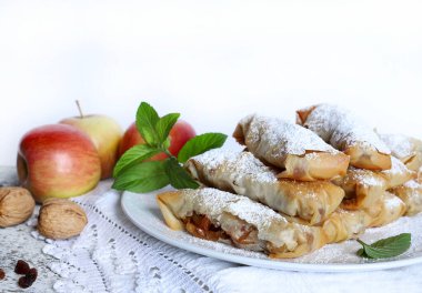 Beyaz arka planda elmalı ve tarçınlı fileto hamur tatlısı. Apfelstrudel tatlısı. Yakın plan..