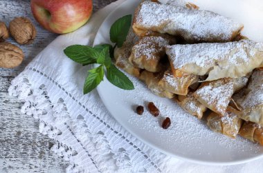 Beyaz arka planda elmalı ve tarçınlı fileto hamur tatlısı. Apfelstrudel tatlısı. Yakın plan..