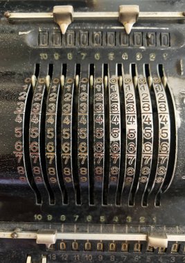 Metal dijital yazı tipi olan eski ve klasik bir mekanik hesap makinesinin parçası. Yakın plan. Genel Görünüm.