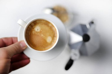 İtalyan içeceği kavramı. Bulanık arka planda klasik beyaz espresso fincanı. Yakın plan. Genel Görünüm.