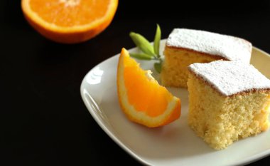 Karnaval pastası, Floransa 'dan portakal aromalı schiacciata fiorentina. Floransa zambağı üzerine kakao serpilmiş. Yakın plan..