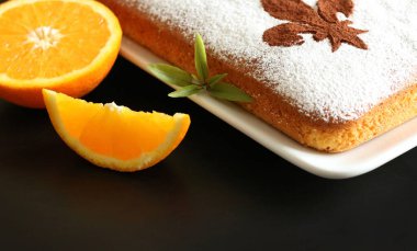 Karnaval pastası, Floransa 'dan portakal aromalı schiacciata fiorentina. Floransa zambağı üzerine kakao serpilmiş. Yakın plan..