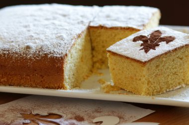 Karnaval pastası, Floransa 'dan portakal aromalı schiacciata fiorentina. Floransa zambağı üzerine kakao serpilmiş. Yakın plan..