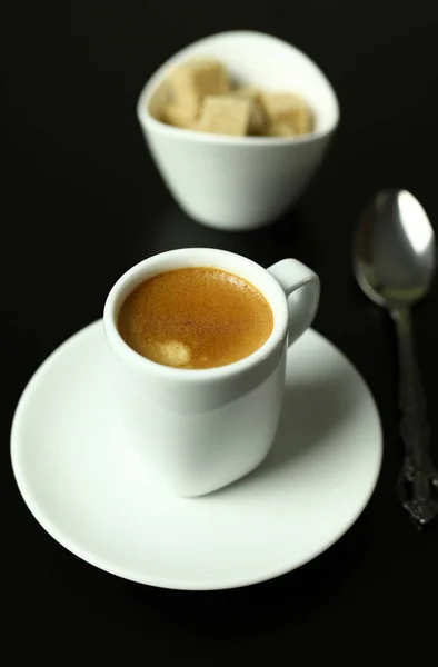 Pojęcie Włoskiego Napoju Klasyczny Biały Kubek Espresso Czarnym Tle Zbliżenie — Zdjęcie stockowe