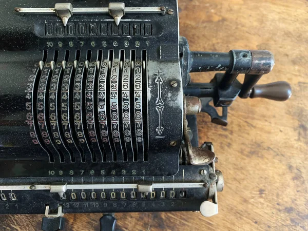 Fragmento Uma Calculadora Mecânica Antiga Vintage Com Fonte Digital Metálica — Fotografia de Stock