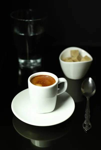 Konzept Des Italienischen Getränks Klassisch Weiße Tasse Espresso Auf Schwarzem — Stockfoto
