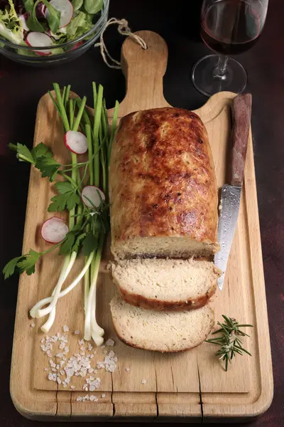 stock image Tasty homemade baked meatloaf and vegetable on wooden cutting board. Close-up. Overhead view.