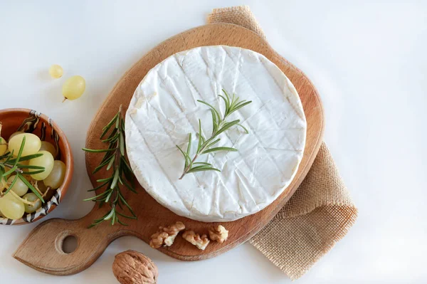 Queso Brie Con Nueces Uvas Una Tabla Madera Sobre Fondo —  Fotos de Stock