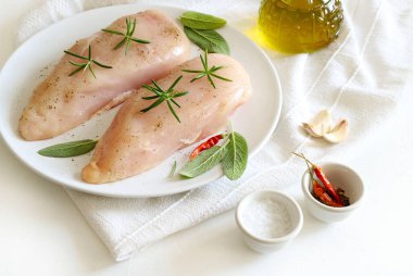 Beyaz arka planda otlu taze tavuk filetosu. Genel bakış. Düz yatıyordu.