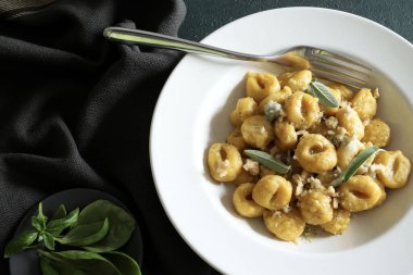 İtalyan yemeği konsepti. Gorgonzola kremalı Gnocchi ve koyu fındıklı ceviz. Genel Görünüm.