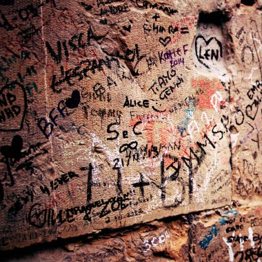 Verona, İtalya - 17 Temmuz 2016. Giulietta 'nın evindeki duvarın görüntüsü, insanların aşk mesajları yazdığı William Shakespeare' in Romeo ve Juliet 'inden esinlenilmiştir..