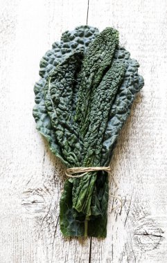 Beyaz arka planda siyah İtalyan lahanası. Genel bakış. Vejetaryen yemeği..