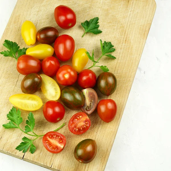 Kreatywny Układ Wykonany Świeżych Kolorowych Pomidorów Świeżej Bazylii Koncepcja Jedzenia — Zdjęcie stockowe