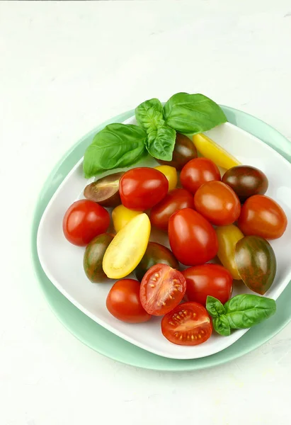创意布局由新鲜的彩色西红柿和新鲜罗勒制成 食物概念 从白色背景分离出来的蔬菜 — 图库照片
