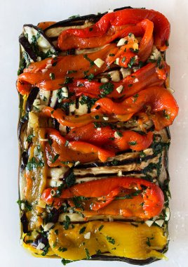 Ev yapımı kavrulmuş dolmalık biberli, maydanozlu, sarımsaklı, sirkeli ve zeytinyağlı. Vejetaryen yemeği. Genel Görünüm.