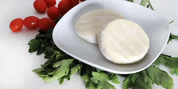 白い背景に隔離されたプレートの伝統的なイタリアのチーズトミノ イタリアの食欲 クローズアップ コピースペース — ストック写真
