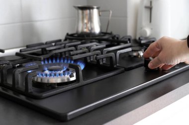 Mutfaktaki mavi yangını propan gazıyla söndürün. Fırın. Gaz krizi. Yükselen fiyatlar.
