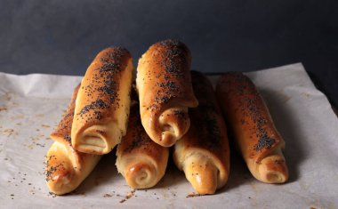 Karanlık arka planda haşhaş tohumlu ev yapımı çubuklar. Uzayı kopyala Genel Görünüm.