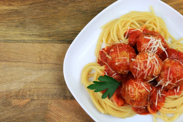 Italská Kuchyně Talíř Špagetovými Těstovinami Masovými Kuličkami Rajčatovou Omáčkou Strouhaným — Stock fotografie