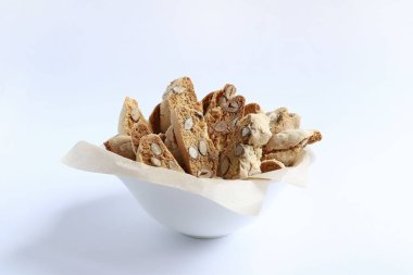 Cantucci, Toskana 'dan geleneksel İtalyan bademli kurabiyeleri beyaz arka planda izole edilmiş. Uzayı kopyala İtalyan yemeği.
