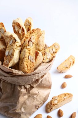 Cantucci, Toskana 'dan geleneksel İtalyan bademli kurabiyeleri beyaz arka planda izole edilmiş. Uzayı kopyala İtalyan yemeği.
