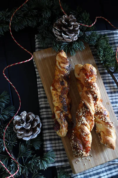 Broodjes Bladerdeeg Met Spek Kaas Houten Snijplank Zwarte Achtergrond Eet — Stockfoto