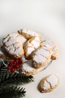 Ricciarelli hamur işleri, beyaz arka planda bademle yapılan tipik Siena Noel tatlısı. Noel süsleri. Geleneksel İtalyan tatlıları. Boşluğu kopyala.