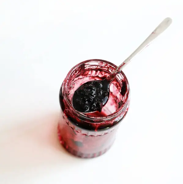 Cucchiaio Con Marmellata Frutti Bosco Appoggiato Vaso Vetro Quasi Vuoto — Foto Stock
