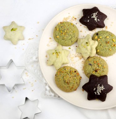 Noel kurabiyeleri. Fıstıklı Noel için ev yapımı kurabiyeler. Sicilya tatlıları. Arka planda Noel ışıkları. Genel Görünüm.