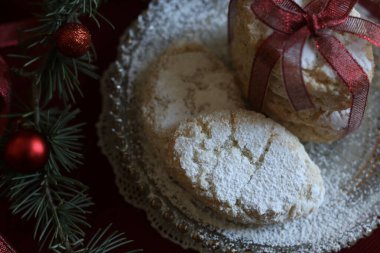 Ricciarelli hamur işleri, beyaz arka planda bademle yapılan tipik Siena Noel tatlısı. Noel süsleri. Geleneksel İtalyan tatlıları.