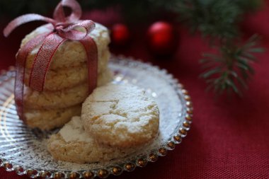 Ricciarelli hamur işleri, beyaz arka planda bademle yapılan tipik Siena Noel tatlısı. Noel süsleri. Geleneksel İtalyan tatlıları.