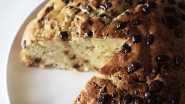 Beyaz arka planda izole edilmiş lezzetli çikolatalı pasta. Ev yapımı yemek kavramı. Genel Görünüm.