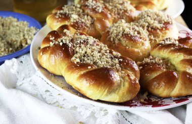 Ev yapımı Mucenici. Şekil 8 'de yapılan geleneksel tatlılar. Ballı ve doğranmış fındıklı çelenk şeklinde. Romanya mutfağı kavramı.