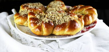 Ev yapımı Mucenici. Şekil 8 'de yapılan geleneksel tatlılar. Ballı ve doğranmış fındıklı çelenk şeklinde. Romanya mutfağı kavramı.