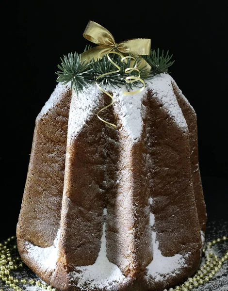 イタリアの伝統的なクリスマスケーキ ブラックバックに砂糖を塗りつぶしたクリスマスイタリアの典型的な甘いパンドロ クリスマスの装飾 ホリデーシーズン — ストック写真