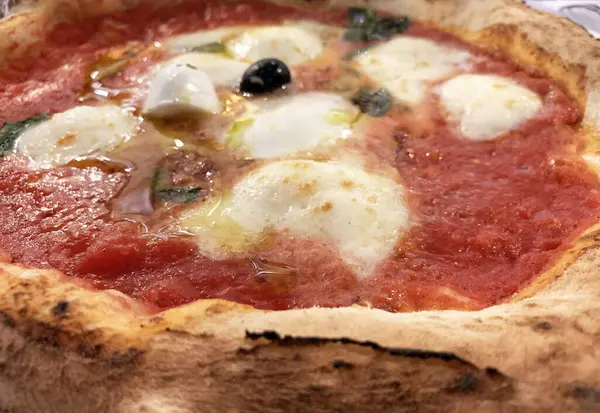 Concept Cuisine Italienne Délicieuse Pizza Feu Bois Avec Mozzarella Sauce — Photo