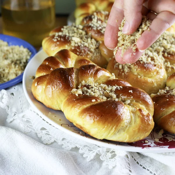 Ev yapımı Mucenici. Şekil 8 'de yapılan geleneksel tatlılar. Ballı ve doğranmış fındıklı çelenk şeklinde. Romanya mutfağı kavramı.